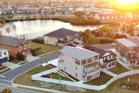 House in New Port Richey, Florida 3 bedrooms, 255.78 sq.m. № 2233606 - photo 6