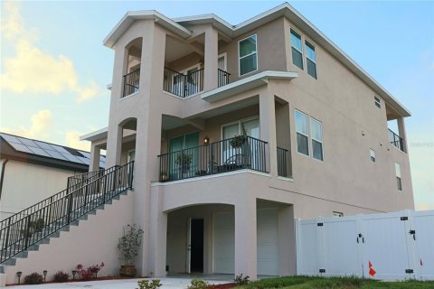 House in New Port Richey, Florida 3 bedrooms, 255.78 sq.m. № 2233606 - photo 3