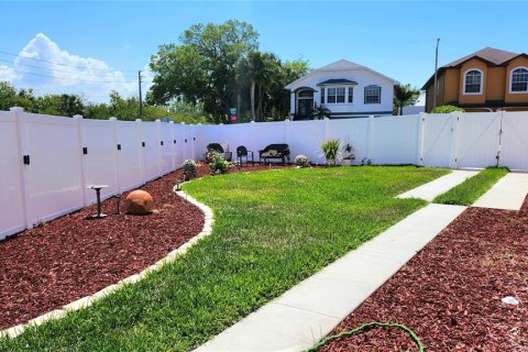 House in New Port Richey, Florida 3 bedrooms, 255.78 sq.m. № 2233606 - photo 13