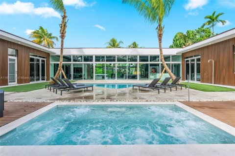 Casa en venta en Miami, Florida, 6 dormitorios, 347.64 m2 № 1860794 - foto 1