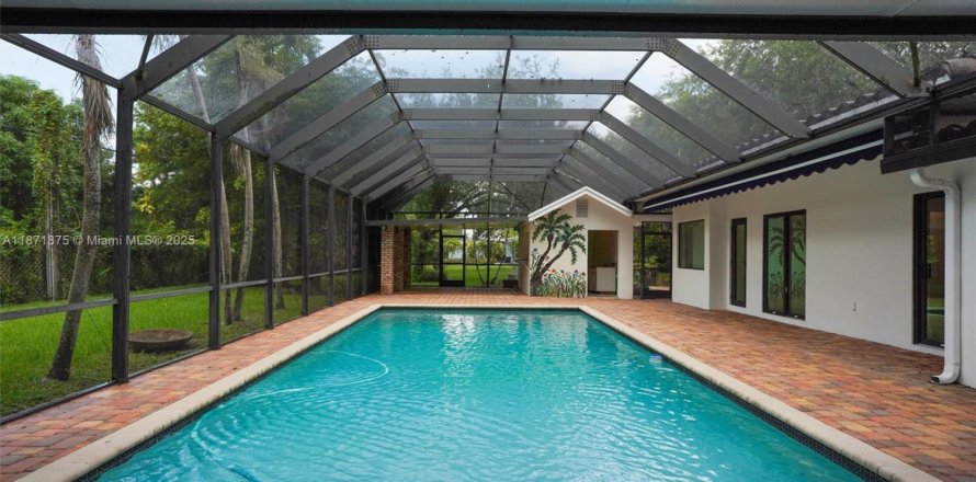 House in Pinecrest, Florida 6 bedrooms, 360.09 sq.m. № 1924215