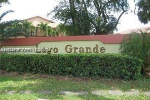 Condo in Hialeah, Florida, 3 bedrooms  № 1998188