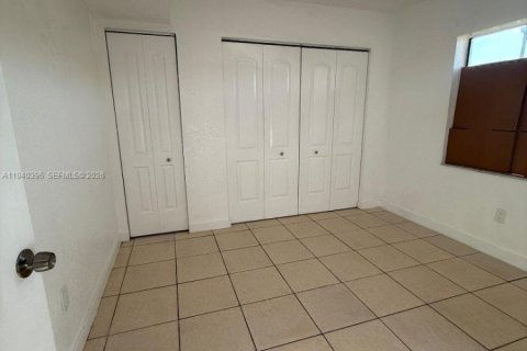 Condo in Hialeah, Florida, 3 bedrooms  № 1998188 - photo 9