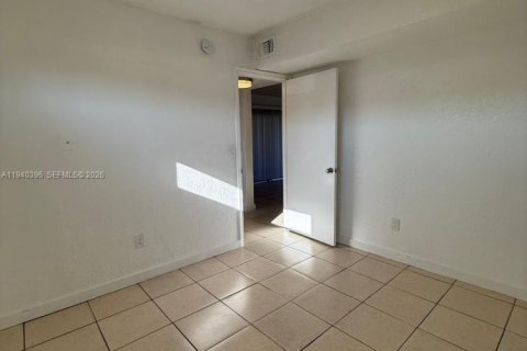 Condo in Hialeah, Florida, 3 bedrooms  № 1998188 - photo 11