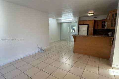 Condo in Hialeah, Florida, 3 bedrooms  № 1998188 - photo 5