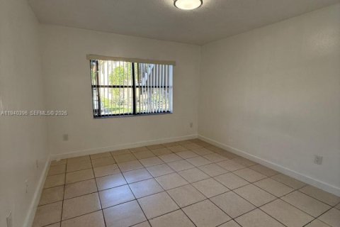 Condo in Hialeah, Florida, 3 bedrooms  № 1998188 - photo 10