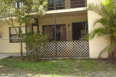 Condo in Hialeah, Florida, 3 bedrooms  № 1998188 - photo 2