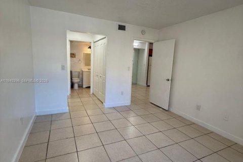 Condo in Hialeah, Florida, 3 bedrooms  № 1998188 - photo 13