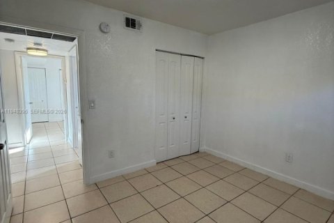 Condo in Hialeah, Florida, 3 bedrooms  № 1998188 - photo 12