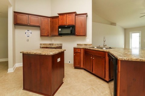 House in Fruitland Park, Florida 4 bedrooms, 177.26 sq.m. № 1880661 - photo 7