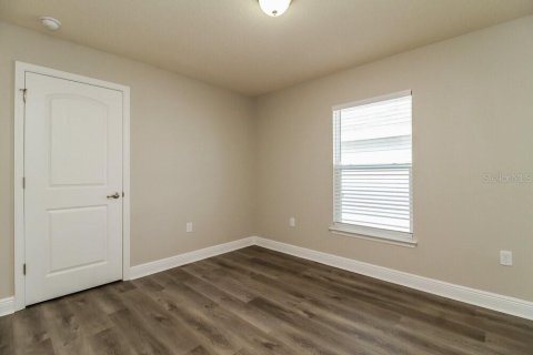 House in Fruitland Park, Florida 4 bedrooms, 177.26 sq.m. № 1880661 - photo 12