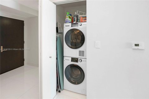 Condominio en alquiler en Miami, Florida, 2 dormitorios, 134.71 m2 № 1973022 - foto 11