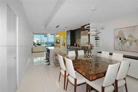 Condominio en alquiler en Miami, Florida, 2 dormitorios, 134.71 m2 № 1973022 - foto 3