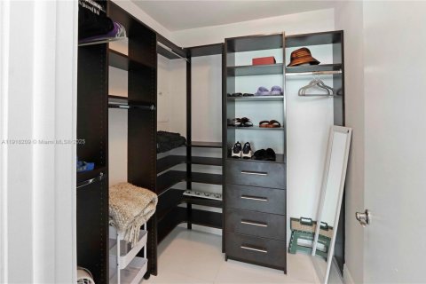 Condominio en alquiler en Miami, Florida, 2 dormitorios, 134.71 m2 № 1973022 - foto 15