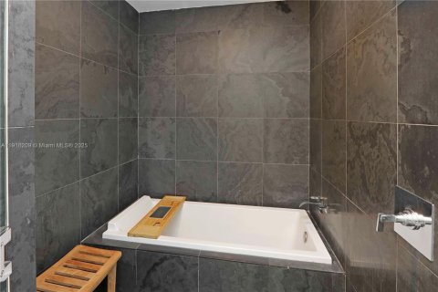 Condominio en alquiler en Miami, Florida, 2 dormitorios, 134.71 m2 № 1973022 - foto 17