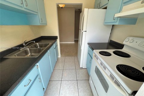 House in Wilton Manors, Florida 1 bedroom, 69.68 sq.m. № 2030736 - photo 3