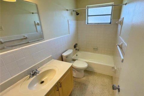 House in Wilton Manors, Florida 1 bedroom, 69.68 sq.m. № 2030736 - photo 7