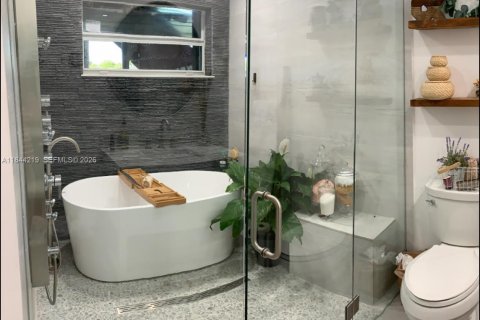 Casa en venta en Hialeah, Florida, 2 dormitorios, 126.07 m2 № 2248453 - foto 15
