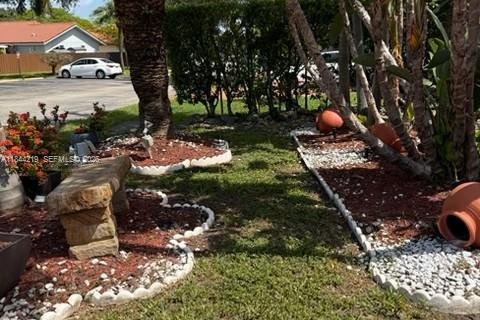 Casa en venta en Hialeah, Florida, 2 dormitorios, 126.07 m2 № 2248453 - foto 2