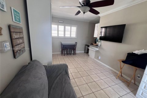 Condominio en venta en Hollywood, Florida, 24.34 m2 № 1875560 - foto 9