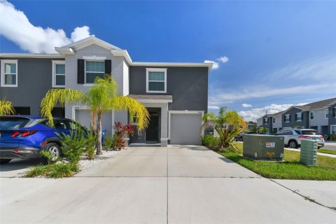 Townhouse in Wesley Chapel, Florida 3 bedrooms, 163.32 sq.m. № 2231608 - photo 2