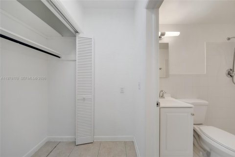 Propiedad comercial en alquiler en Bal Harbour, Florida, 46.45 m2 № 2046071 - foto 19