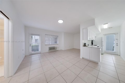 Propiedad comercial en alquiler en Bal Harbour, Florida, 46.45 m2 № 2046071 - foto 11