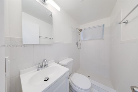 Propiedad comercial en alquiler en Bal Harbour, Florida, 46.45 m2 № 2046071 - foto 18