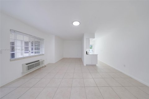 Propiedad comercial en alquiler en Bal Harbour, Florida, 46.45 m2 № 2046071 - foto 17