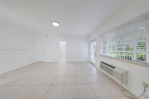 Propiedad comercial en alquiler en Bal Harbour, Florida, 46.45 m2 № 2046071 - foto 16