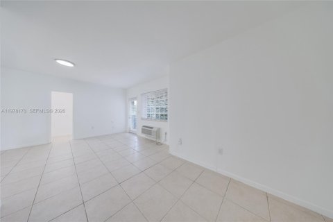 Propiedad comercial en alquiler en Bal Harbour, Florida, 46.45 m2 № 2046071 - foto 15