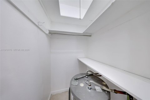 Propiedad comercial en alquiler en Bal Harbour, Florida, 46.45 m2 № 2046071 - foto 20