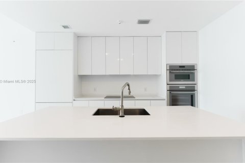 Снять в аренду кондоминиум в Майами, Флорида 3 спальни, 162.58м2, № 1888067 - фото 18