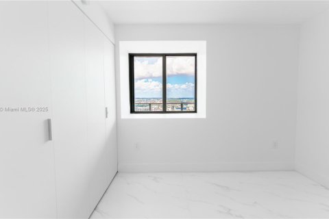 Снять в аренду кондоминиум в Майами, Флорида 3 спальни, 162.58м2, № 1888067 - фото 25