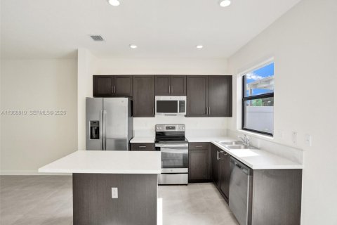 Adosado en venta en Hialeah, Florida, 3 dormitorios, 123.75 m2 № 2030416 - foto 5
