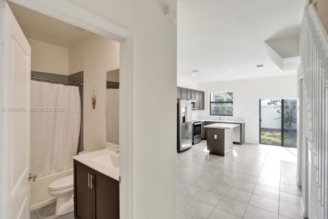 Adosado en venta en Hialeah, Florida, 3 dormitorios, 123.75 m2 № 2030416 - foto 17