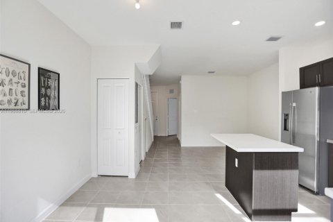 Adosado en venta en Hialeah, Florida, 3 dormitorios, 123.75 m2 № 2030416 - foto 12