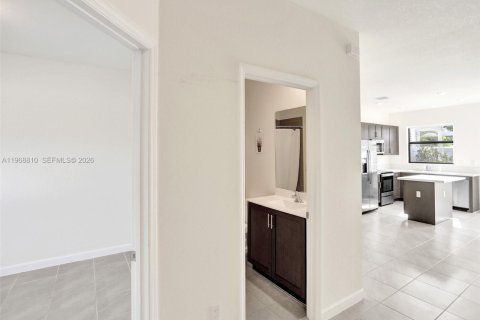 Adosado en venta en Hialeah, Florida, 3 dormitorios, 123.75 m2 № 2030416 - foto 16