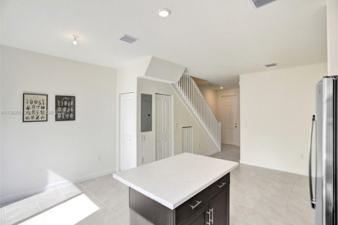 Adosado en venta en Hialeah, Florida, 3 dormitorios, 123.75 m2 № 2030416 - foto 11