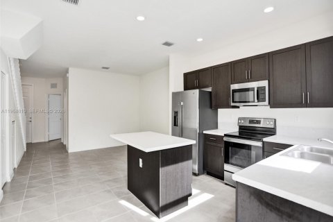 Adosado en venta en Hialeah, Florida, 3 dormitorios, 123.75 m2 № 2030416 - foto 6
