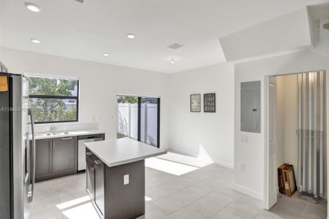 Adosado en venta en Hialeah, Florida, 3 dormitorios, 123.75 m2 № 2030416 - foto 4