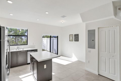 Adosado en venta en Hialeah, Florida, 3 dormitorios, 123.75 m2 № 2030416 - foto 3