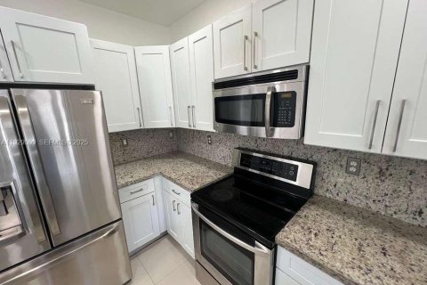 Touwnhouse à louer à Hialeah, Floride: 3 chambres, 147.9 m2 № 1988555 - photo 6