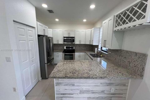 Touwnhouse à louer à Hialeah, Floride: 3 chambres, 147.9 m2 № 1988555 - photo 4