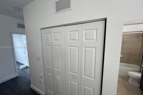 Touwnhouse à louer à Hialeah, Floride: 3 chambres, 147.9 m2 № 1988555 - photo 9