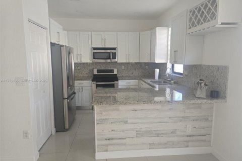 Touwnhouse à louer à Hialeah, Floride: 3 chambres, 147.9 m2 № 1988555 - photo 3