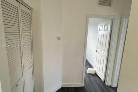 Touwnhouse à louer à Hialeah, Floride: 3 chambres, 147.9 m2 № 1988555 - photo 12