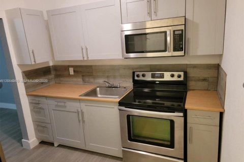 House in Fort Lauderdale, Florida 1 bedroom, 99.5 sq.m. № 2076289 - photo 5