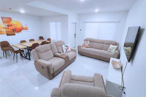 Снять в аренду таунхаус в Хомстед, Флорида 4 спальни, 129.88м2, № 1932417 - фото 3