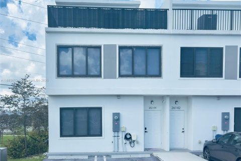 Снять в аренду таунхаус в Хомстед, Флорида 4 спальни, 129.88м2, № 1932417 - фото 2